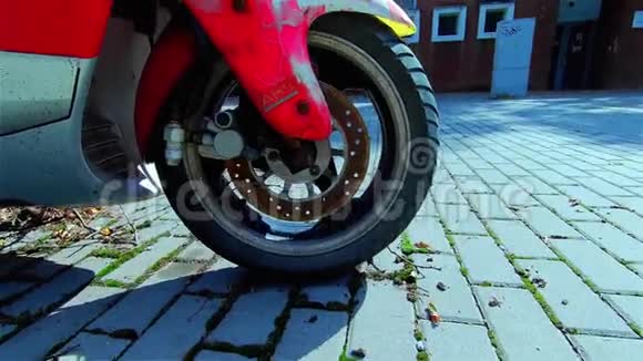 城市里的老拉斯蒂摩托车视频的预览图