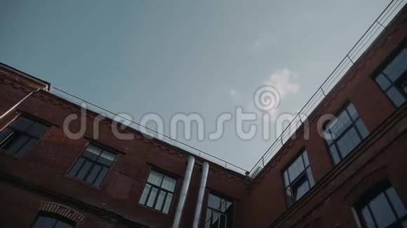 砖楼屋顶逆天视频的预览图