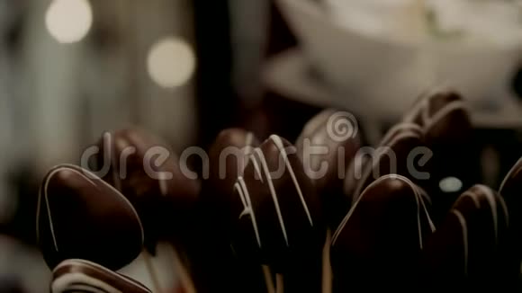 巧克力覆盖草莓在棍子上自助餐小吃视频的预览图
