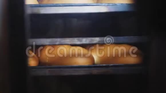 在面包店的特写镜头里在烤架上烤着新鲜面包面包视频的预览图