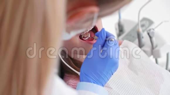 部分牙医在检查时使用牙科镜视频的预览图