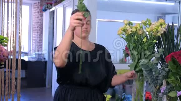 花商女作在花店做米色的花束视频的预览图