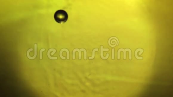 黄色水滴视频的预览图