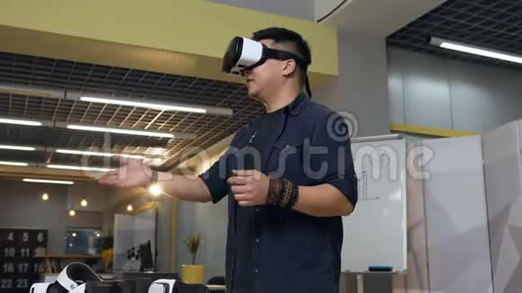 年轻人集中在虚拟现实VR眼镜在办公室工作视频的预览图