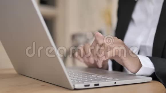 非洲女商人手在笔记本电脑上打字视频的预览图