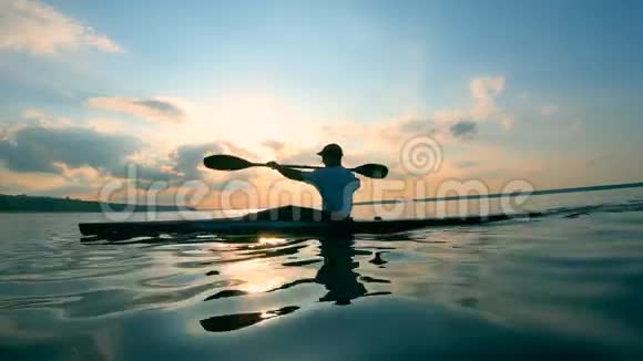 日落时一个人在水边划船视频的预览图