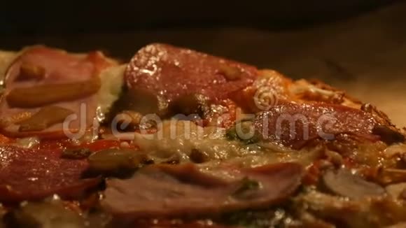 在烤箱中烹饪的美丽美味的披萨意大利比萨与培根意大利腊肠草药和奶酪视频的预览图