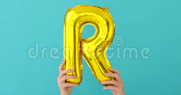 金箔字母R庆祝气球视频的预览图