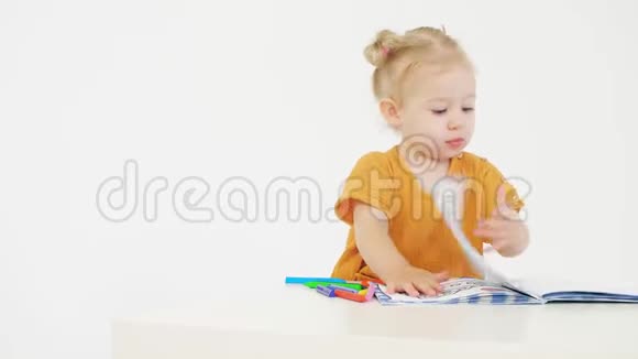 金发婴儿彩色图片与蜡笔在白色背景视频的预览图