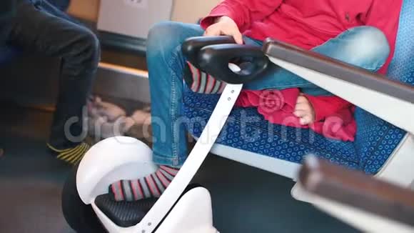 一个男孩在地铁里用陀螺仪视频的预览图