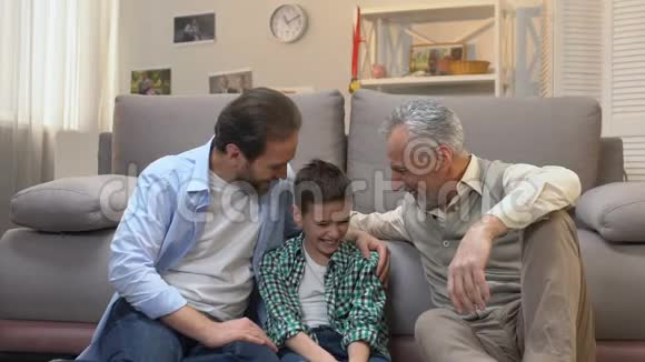 快乐的祖父和他的儿子和孙子一起享受消遣慢动作视频的预览图