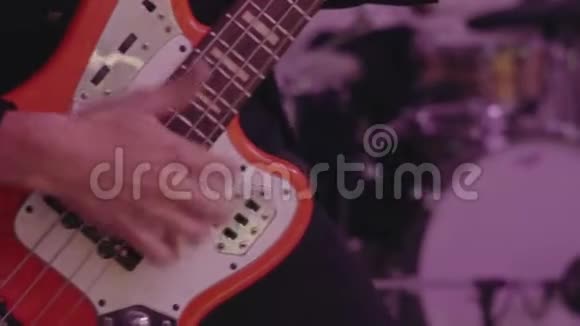 一个人在俱乐部里坐在白色电动吉他上视频的预览图
