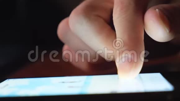 关闭男性手指在触摸屏上滑动无法辨认的人使用他的互联网或社交网络冲浪视频的预览图