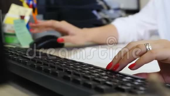 穿着白色袖子的女人在电脑键盘上打字和上网女性手指快速进入数据视频的预览图
