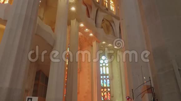 萨格拉达家庭大教堂墙上的大柱和建筑装饰的底部视图视频的预览图