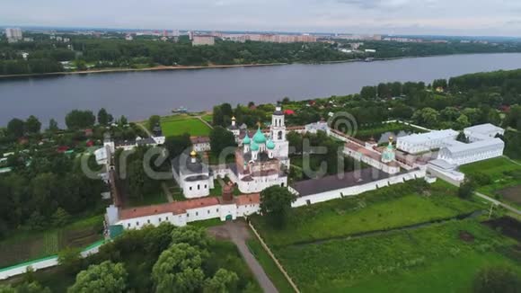 在斯维雅托维登斯基托尔斯基修道院俄罗斯航空视频视频的预览图