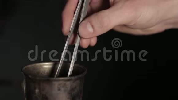 清洗酸中的银锭视频的预览图