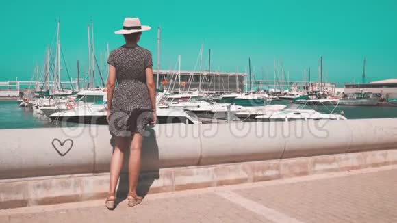 西班牙阿利坎特戴尼娅码头带稻草的旅游妇女视频的预览图