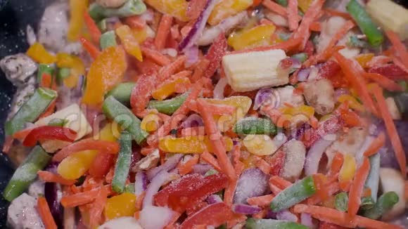 混合蔬菜与禽肉高清视频美味午餐煎锅特写镜头视频的预览图