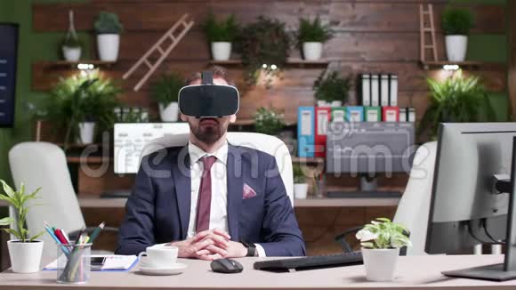 配备VR虚拟现实耳机的上班族静态镜头视频的预览图