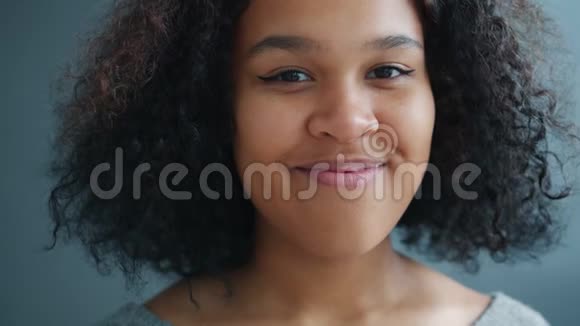美籍非裔女士的特写肖像微笑着看着镜头视频的预览图
