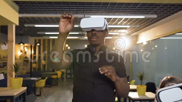 年轻人集中在虚拟现实VR眼镜在办公室工作视频的预览图