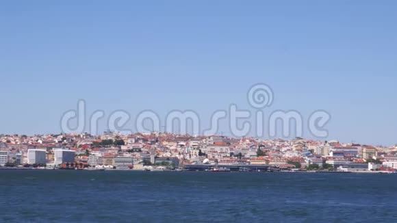 葡萄牙里斯本市中心的全景从一艘渡船上捕获的塔格斯河视频的预览图
