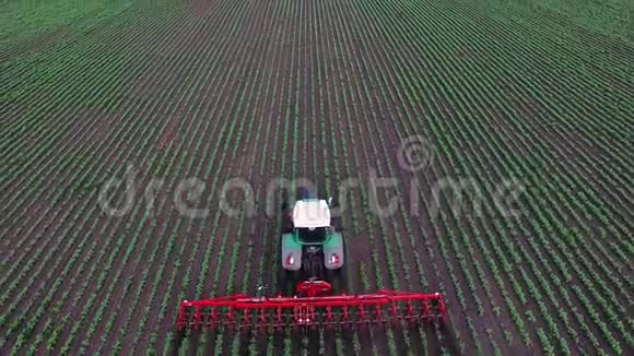 拖拉机拉田农业机制除草植物侧视图视频的预览图