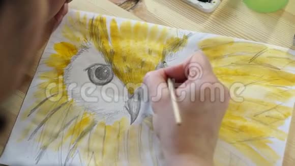 画家画了一只鸟的嘴视频的预览图