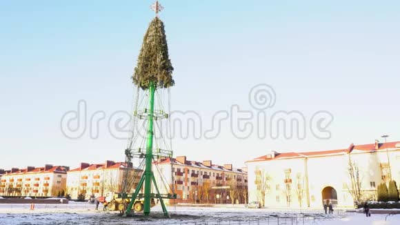 在镇主要中心广场组装或拆除圣诞树的施工新年假期视频的预览图