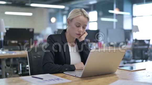 劳累的女商人在办公室工作时快速打盹视频的预览图