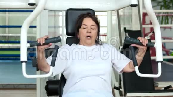 健身房里累了的老妇人视频的预览图