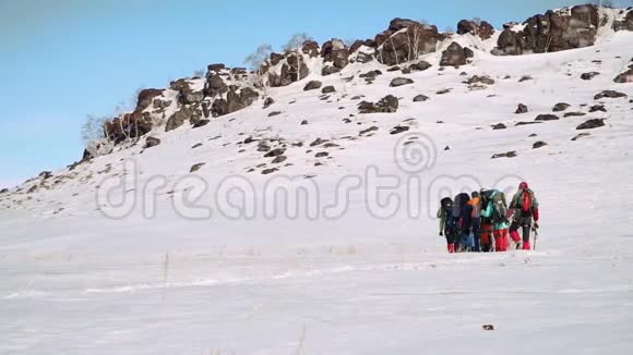 一群登山者自信地冲进了白雪覆盖的山上他们累了但继续前进视频的预览图