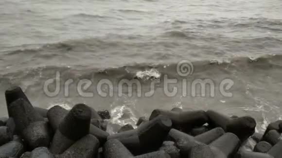 印度孟买皇后区项链海滨浴场海滨海浪猛烈撞击黑色岩石视频的预览图
