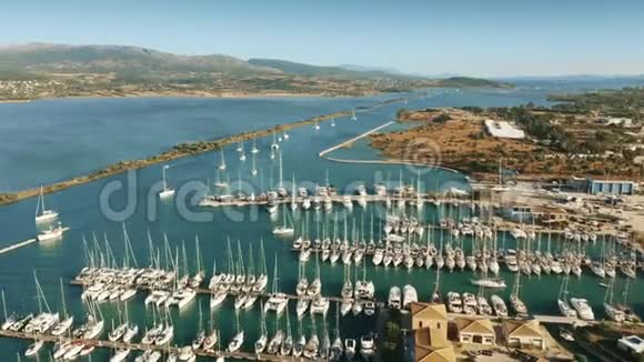 码头和帆船的鸟瞰图LefkasLefkada岛希腊视频的预览图