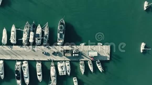 希腊码头停靠帆船的高空俯视图视频的预览图