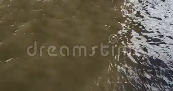 河水中有小波浪的水面视频的预览图