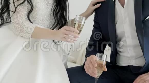 男人和女人用香槟检查眼镜视频的预览图