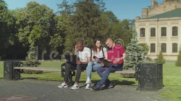 坐在公园长椅上学习的年轻学生视频的预览图