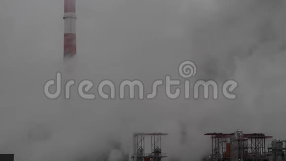 从发电厂烟囱排出视频的预览图