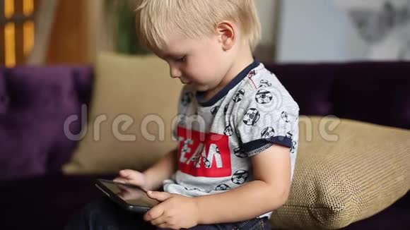 小男孩玩平板电脑视频的预览图