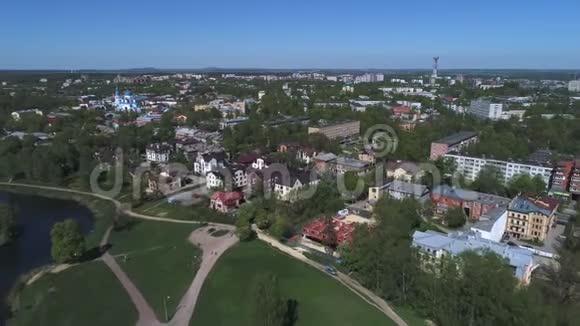 在加奇纳上空桑尼五月天的空中视频俄罗斯列宁格勒地区视频的预览图