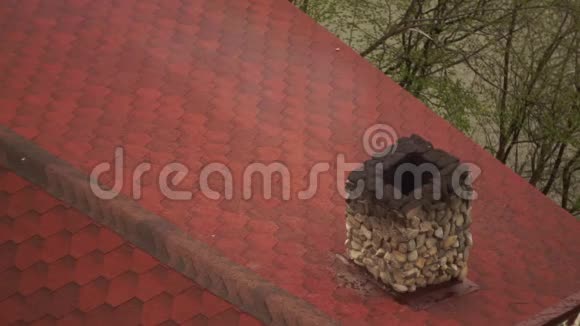 俯视图乡村红屋顶瓦屋顶砖烟视频的预览图