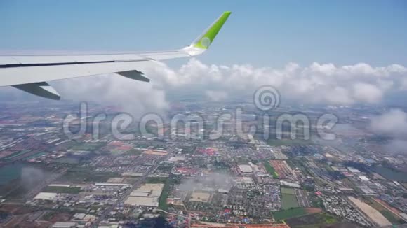 飞机在雨中从Suvarnabhumi机场起飞视频的预览图