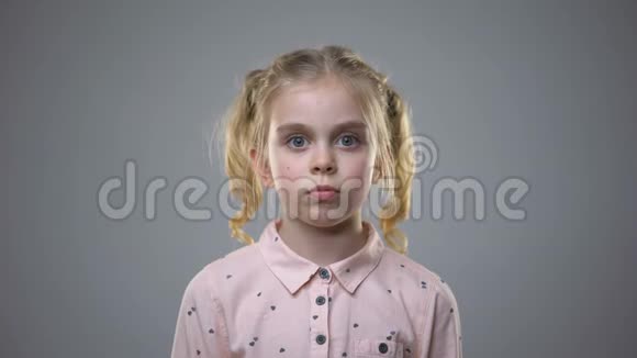 害怕的女孩子站在灰色的背景下害怕的孩子孤儿院的欺凌视频的预览图