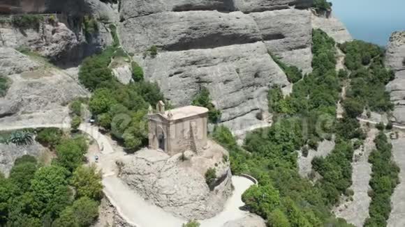 山顶古寺的鸟瞰图视频的预览图