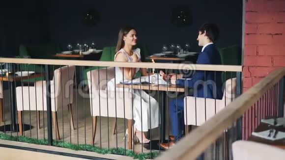 一对漂亮的夫妻正在餐馆里享受约会这时男人正在向女孩求婚给她求婚视频的预览图