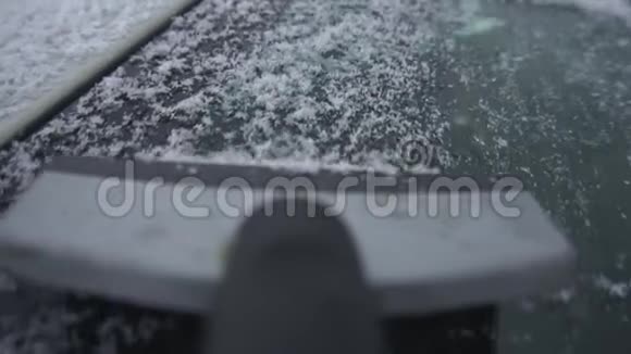 刮板在冬天从冰雪中清洁汽车的挡风玻璃或挡风玻璃特写抓痕或洗涤器坏的和坏的视频的预览图