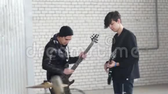 岩石群重复两个弹吉他的人相对而行视频的预览图