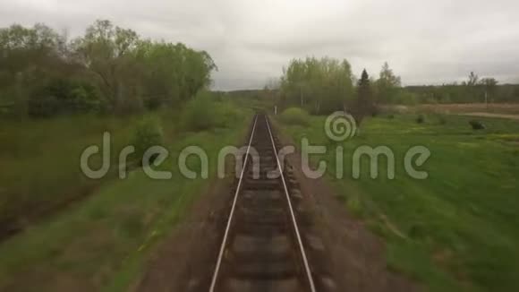 列车POV铁路轨道弯曲轨道从移动列车窗口景观山村穆迪电影院的看法视频的预览图
